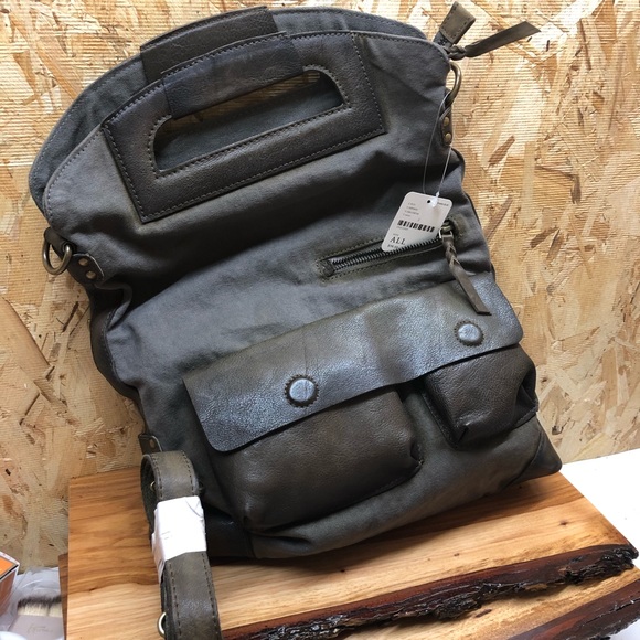 Free People Handbags - NWT Free People Bushwick Messenger